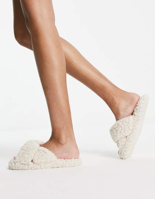 ASOS DESIGN Zeve Chaussons style mules brides torsad es en imitation peau de mouton Cr me