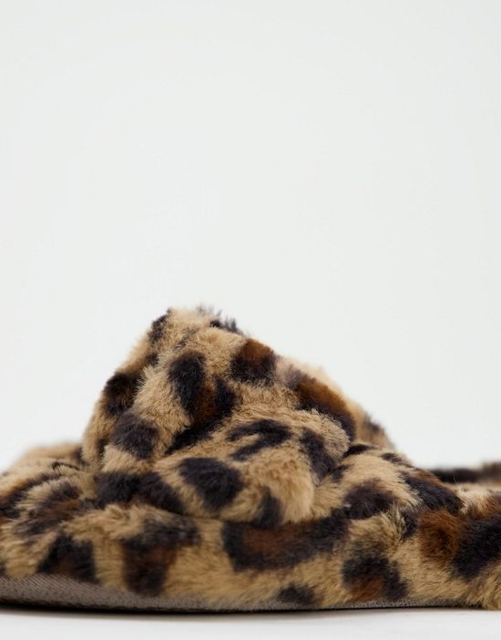 https://images.asos-media.com/products/asos-design-zeve-twist-slipper-slides-in-leopard/200435178-2?$n_550w$&wid=550&fit=constrain