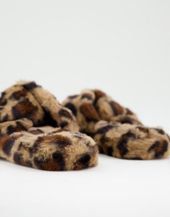 https://images.asos-media.com/products/asos-design-zeve-twist-slipper-slides-in-leopard/200435178-3?$n_550w$&wid=550&fit=constrain