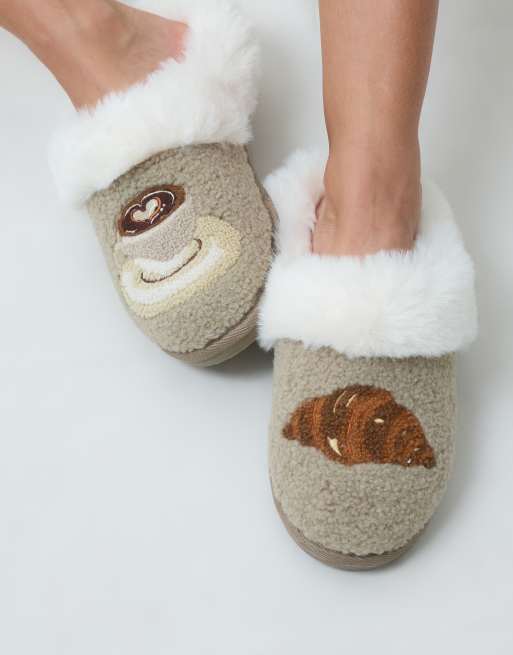 ASOS DESIGN Zibby chaussons brodés café et croissant, 3 de 4