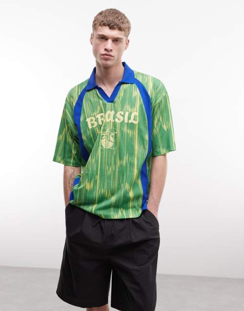 ASOS DESIGN – Zielona koszulka polo o pudełkowym kroju oversize, ze wzorem na całej powierzchni i piłkarską grafiką „Brazil" - view 1