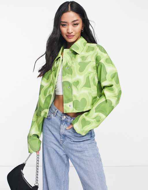 ASOS DESIGN – Zielona krótka kurtka z imitacji skóry ze wzorem