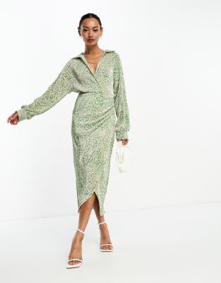 ASOS DESIGN – Zielona plisowana sukienka kopertowa midi z kołnierzykiem w zwierzęcy wzór 