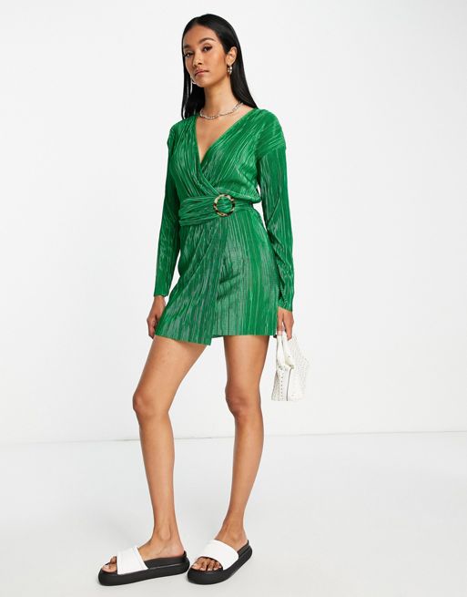 ASOS DESIGN – Zielona plisowana sukienka kopertowa mini z szylkretowym  detalem | ASOS