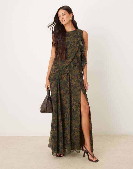 ASOS DESIGN – Zielona sukienka maxi o prostym kroju z dekoltem o fasonie bokserki i falbankami w abstrakcyjny wzór