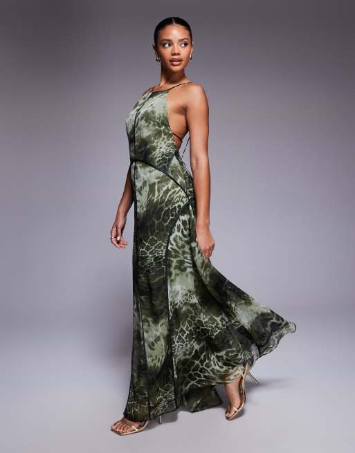 ASOS DESIGN – Zielona sukienka maxi w zwierzęcy wzór z dekoltem typu halter z odsłoniętymi plecami i z lamówką