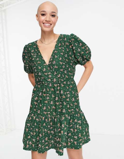 ASOS DESIGN – Zielona teksturowana sukienka kopertowa mini w kwiaty wykończona falbaną