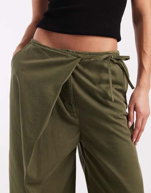 ASOS DESIGN – Zielone spodnie z szerokimi nogawkami i kopertowym przodem, 2 z 5