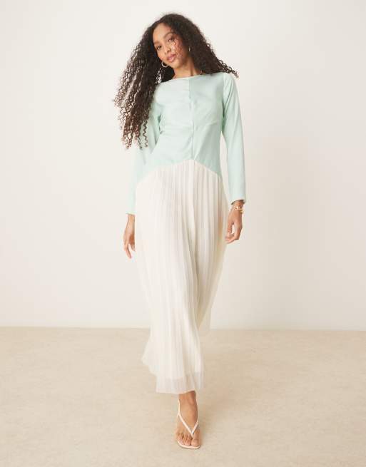 ASOS DESIGN – Zielono-kremowa sukienka maxi z obniżoną talią, plisowaną spódnicą i blokami kolorów
