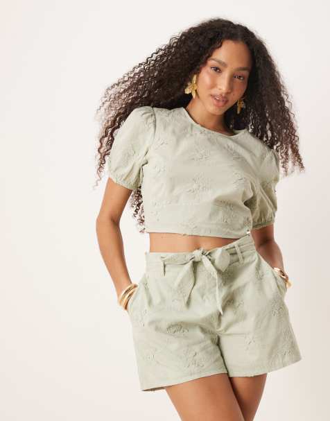 ASOS DESIGN – Zielony zestaw z wypukłym kwiatowym haftem: top z odkrytymi plecami i wiązaniem i wciągane szorty - view 1