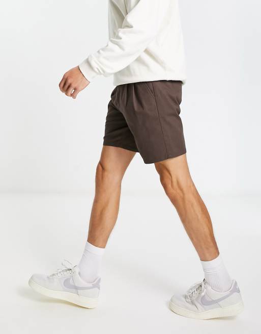 ASOS DESIGN – Zigaretten-Chino-Shorts in Dunkelbraun und in normaler Länge , 3 von 4