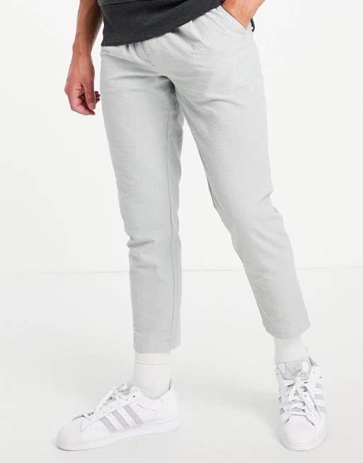 ASOS DESIGN – Zigaretten-Hose aus Seersucker in Hellgrau mit Zierfalten