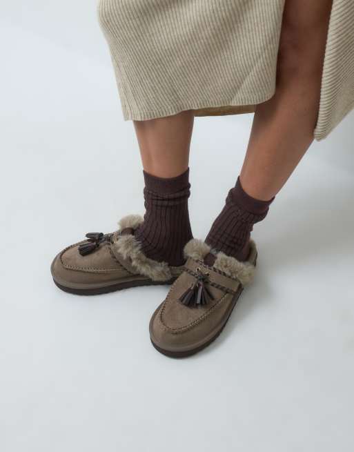 ASOS DESIGN Ziggy Slipper mit Bommel-Detail in Taupe aus Wildlederimitat, 4 von 4