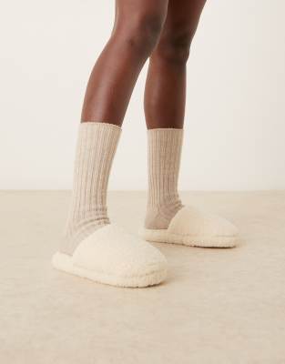 ASOS DESIGN - Zina - Chaussons à bout fermé en imitation peau de mouton - Crème-Blanc