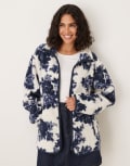 [ASOS DESIGN] ASOS DESIGN zip through borg fleece in navy and cream floral design-Blue L BLUE
