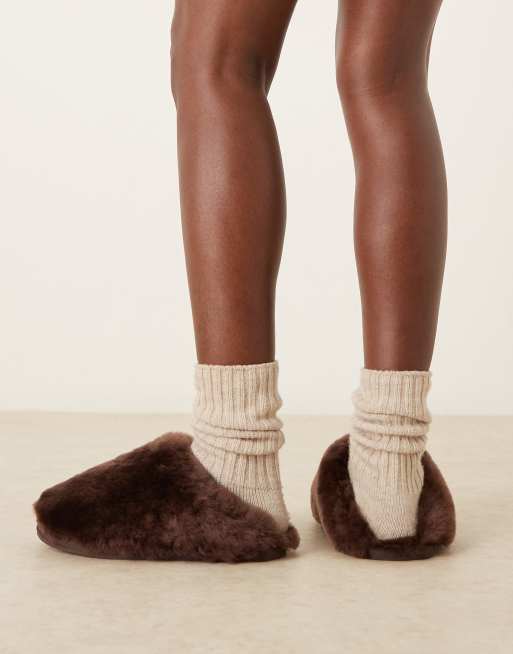 ASOS DESIGN – Zori – Hochwertige Schaffell-Mules in Schokoladenbraun, 2 von 4