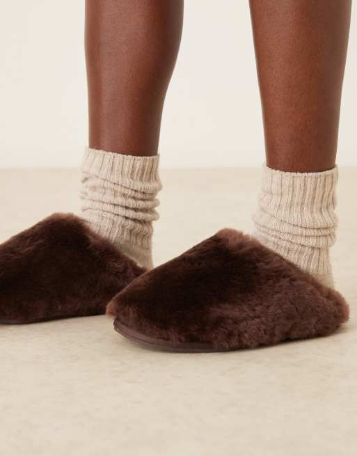 ASOS DESIGN – Zori – Hochwertige Schaffell-Mules in Schokoladenbraun, 3 von 4