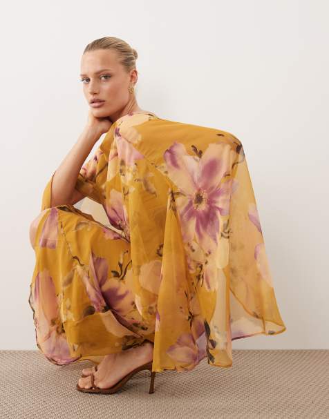 ASOS DESIGN – Żółta drapowana sukienka midaxi z kimonowymi rękawami, peleryną i odkrytymi plecami w kwiatowy wzór - view 1