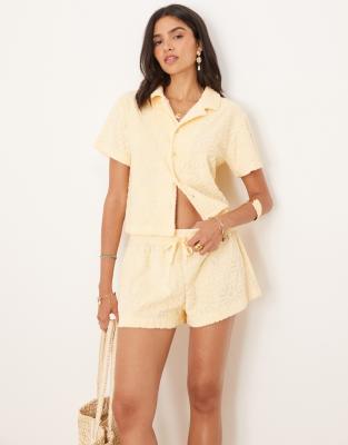 ASOS DESIGN – Żółta obcisła i krótka koszula z kołnierzykiem kubańskim z frotté w kwiatowy wzór, część zestawu