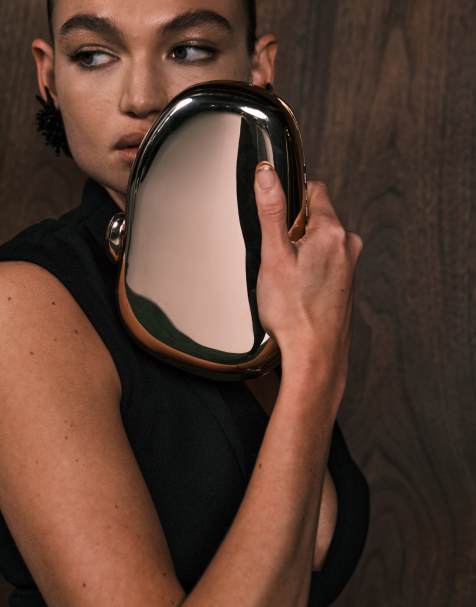 ASOS DESIGN – Złota pudełkowa kopertówka o abstrakcyjnym kształcie z łańcuszkiem crossbody - view 1