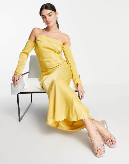 ASOS DESIGN – Złota satynowa sukienka maxi o asymetrycznym kroju z odkrytymi ramionami