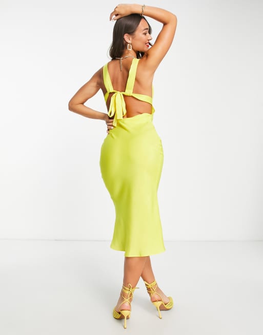 ASOS DESIGN – Żółta satynowa sukienka midaxi o skośnym kroju z przeszyciami na biuście