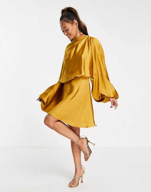 ASOS DESIGN – Złota satynowa sukienka mini z odkrytymi plecami i obszernymi  rękawami z obcisłym mankietem | ASOS