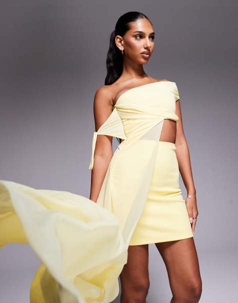 ASOS DESIGN – Żółta sukienka mini z odsłoniętymi ramionami, wycięciem i siateczkowym trenem - view 1