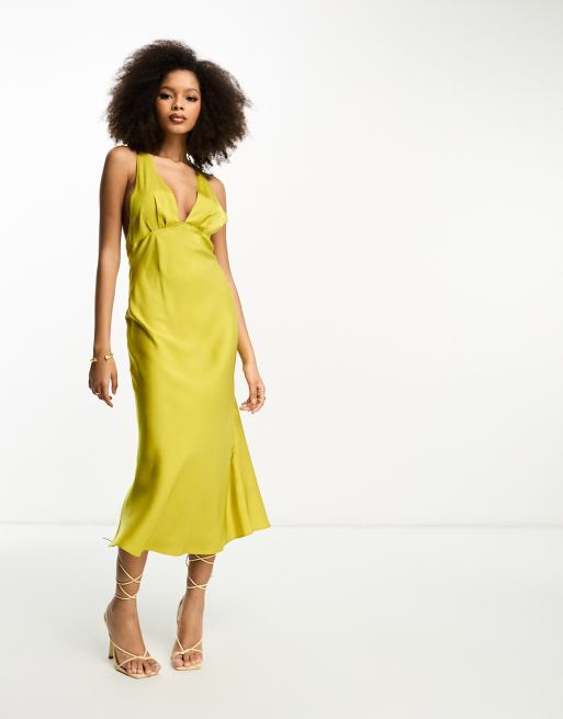 ASOS DESIGN – Żółtozielona satynowa sukienka midi ze skosu z głębokim dekoltem i tyłem o fasonie bokserki