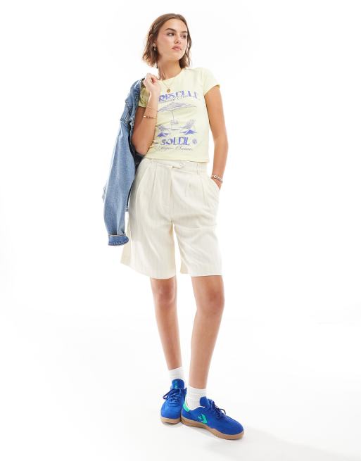 ASOS DESIGN – Żółty, przylegający T-shirt z nadrukiem z napisem „Mariselle Soleil
