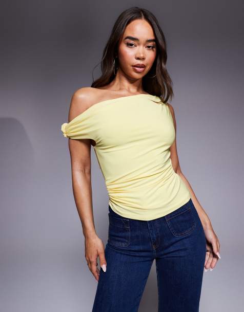 ASOS DESIGN – Żółty przylegający top z węzłem na ramieniu i asymetrycznym dołem - view 1