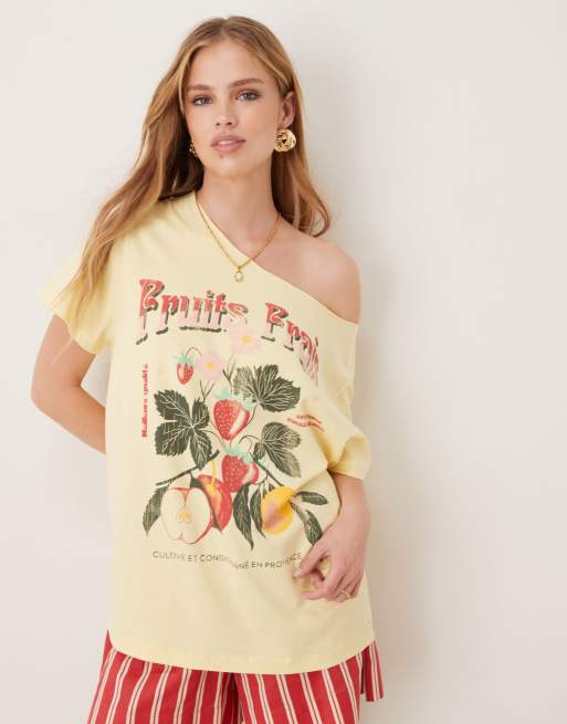 ASOS DESIGN – Żółty T-shirt oversize z odsłoniętym ramieniem i grafiką z motywem owoców