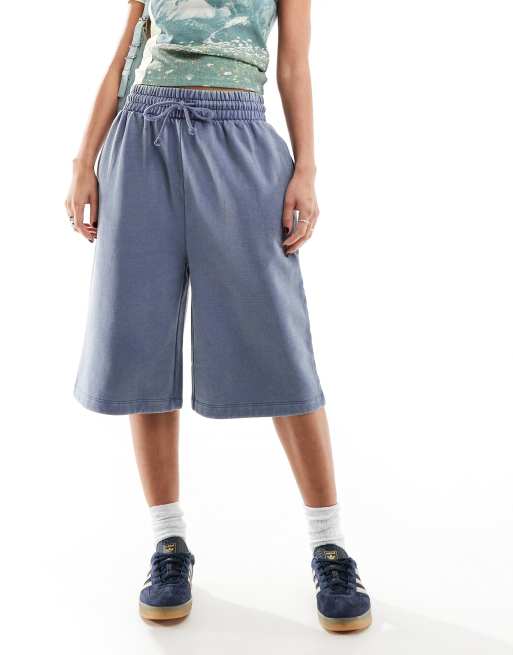 ASOS DESIGN - Zwaar lang sweatshort in indigoblauw met wassing