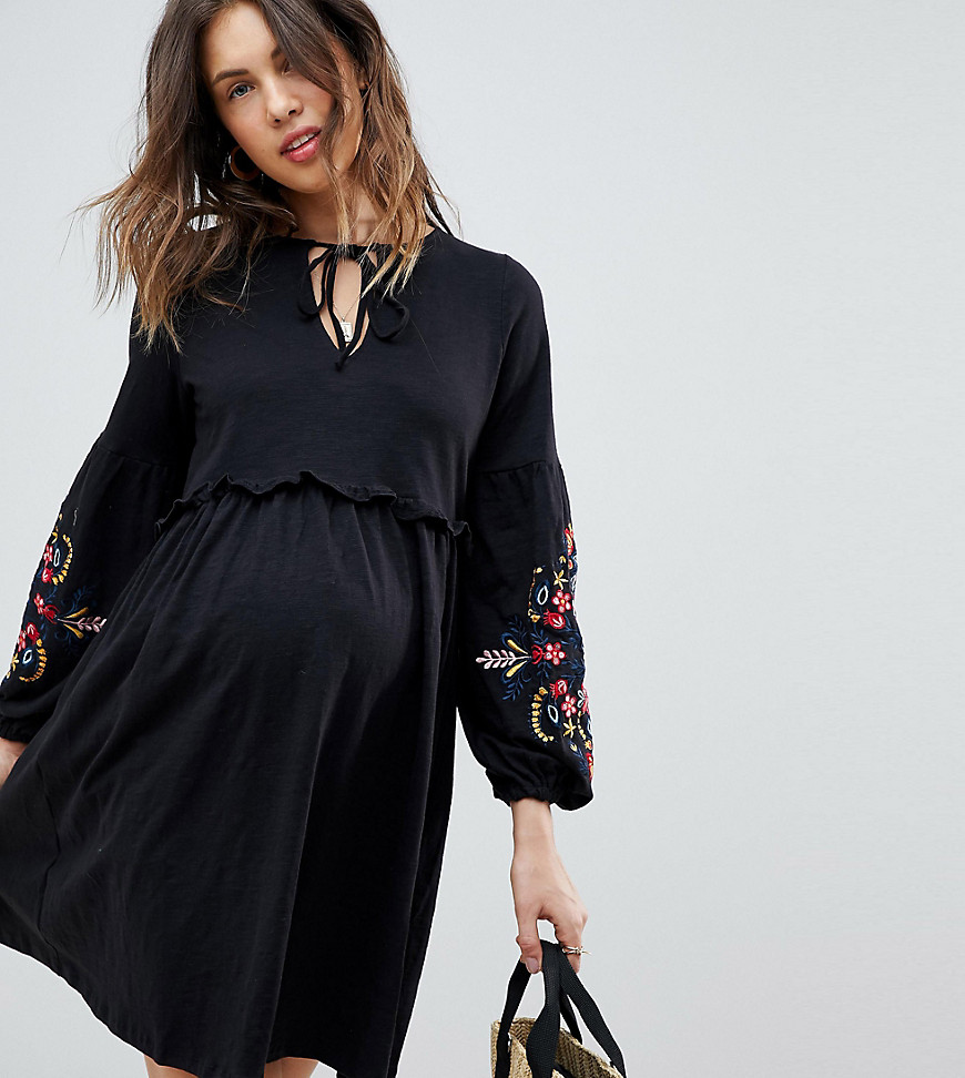 ASOS DESIGN - Zwangerschapskleding - Aangerimpelde mini-jurk met borduursel op de mouwen-Zwart