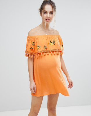 ASOS DESIGN Maternity  Sukienka pla?owa z dekoltem typu bandeau z haftowanym wzorem owocowym-Pomara?czowy Pomara?czowy