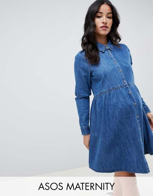ASOS DESIGN - Zwangerschapskleding - Denim aangerommelde overhemdjurk in middenblauw wassing