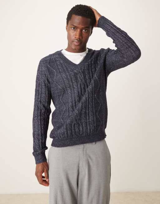 ASOS DESIGN - Zware gebreide trui met kabels en V-hals in marineblauw