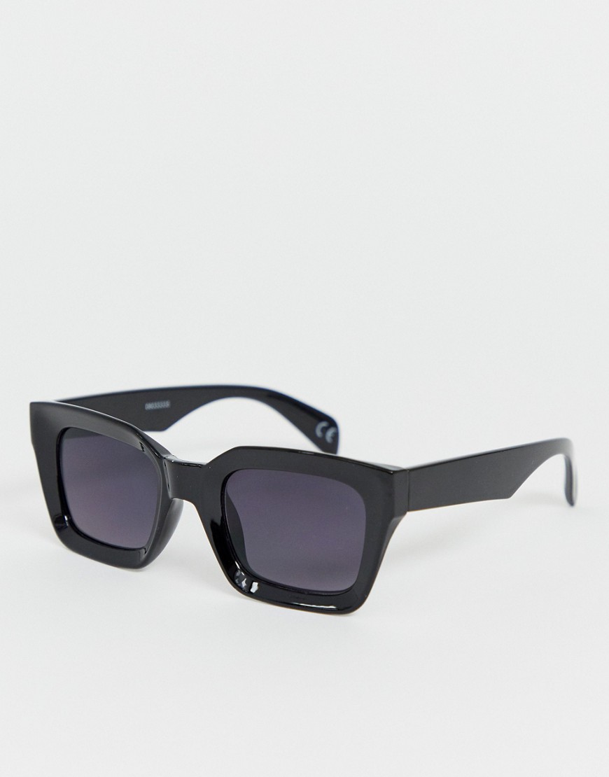 ASOS DESIGN - Zwarte vierkante zonnebril met hol kunststoffen montuur en zwarte glazen