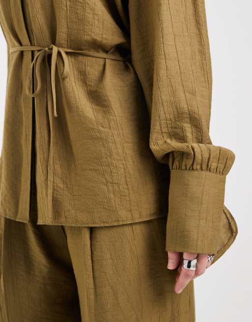 ASOS DESIGN – Zweifach gebundene Hemdbluse in Olivgrün mit gewickelter Vorderseite, Kombiteil, 3 von 4