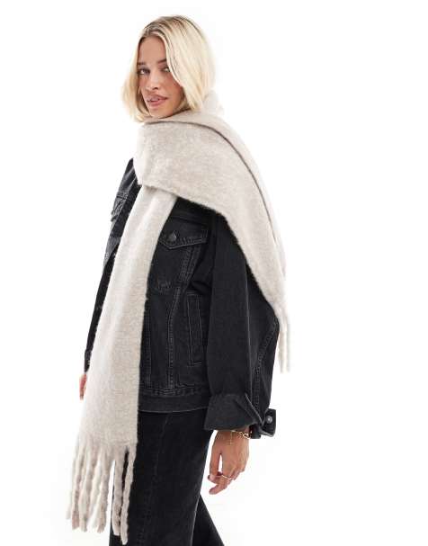 ASOS DESIGN – Zweifarbiger, flauschiger Fransenschal in Natur - view 1