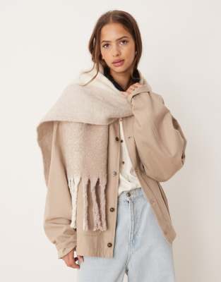 ASOS DESIGN - Zweifarbiger, flauschiger Fransenschal in Naturtönen-Neutral