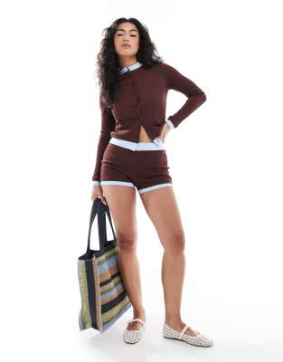 ASOS DESIGN - Zweilagige Booty-Shorts in Braun mit Kontrastdetails, Kombiteil