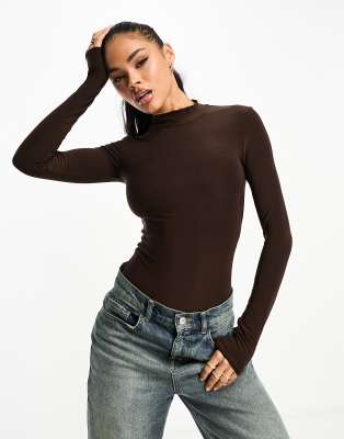 ASOS DESIGN - Zweilagiger, hochgeschlossener Body in Braun mit figurbetontem Schnitt und langen Ärmeln-Brown