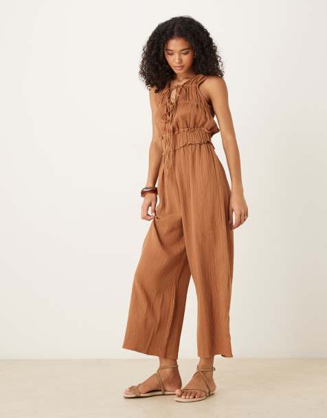 ASOS DESIGN – Zweilagiger Jumpsuit in Camel mit geraffter Brustpartie - view 1