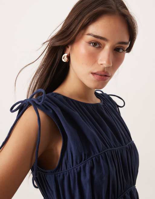 ASOS DESIGN – Zweilagiger Jumpsuit in Marineblau mit geraffter Brustpartie, 2 von 4