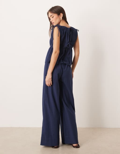 ASOS DESIGN – Zweilagiger Jumpsuit in Marineblau mit geraffter Brustpartie, 4 von 4