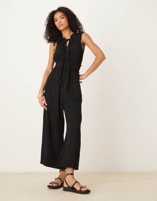 ASOS DESIGN - Zweilagiger Jumpsuit in Schwarz mit geraffter Brustpartie