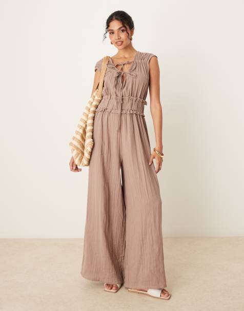 ASOS DESIGN – Zweilagiger Jumpsuit in Taupe mit geraffter Brustpartie - view 1