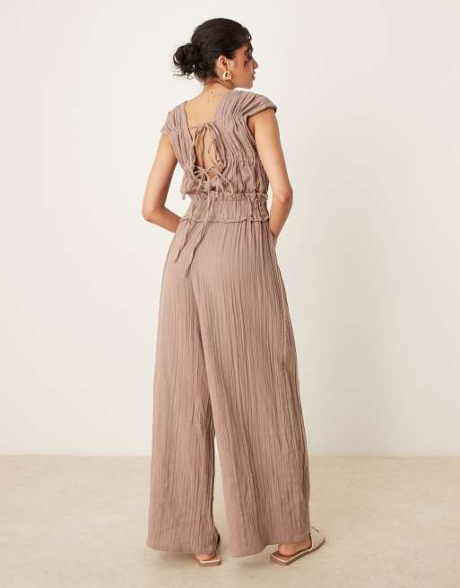 ASOS DESIGN – Zweilagiger Jumpsuit in Taupe mit geraffter Brustpartie