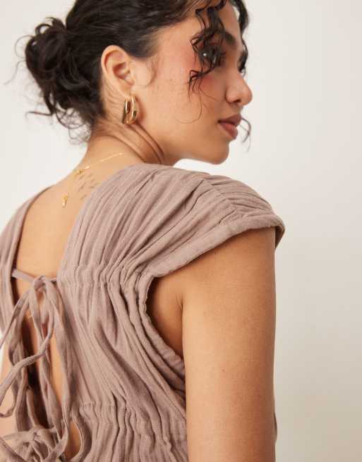 ASOS DESIGN – Zweilagiger Jumpsuit in Taupe mit geraffter Brustpartie